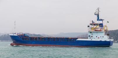 navio de carga em Istambul foto