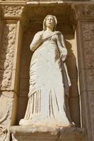 escultura na biblioteca de celsus, éfeso, turquia foto