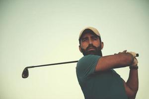 golfista acertando tiro longo foto