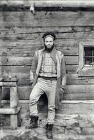 retrato de jovem hipster na frente da casa de madeira foto