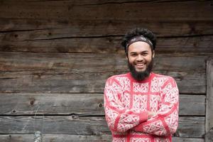 retrato de jovem hipster na frente da casa de madeira foto