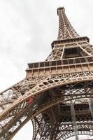 torre eiffel paris vista de perto foto