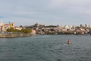 vista da cidade do porto na margem do rio foto