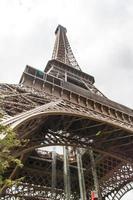 torre eiffel paris vista de perto foto