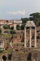 construindo ruínas e colunas antigas em roma, itália foto