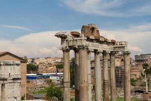 construindo ruínas e colunas antigas em roma, itália foto