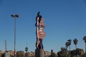 barcelona - 28 de outubro - escultura de cabeça de barcelona em 28 de outubro de 2012 em barcelona. esta escultura do famoso artista pop americano roy lichtenstein foi inaugurada para os jogos de barcelona de 1992 foto