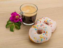 rosquinhas vitrificadas em fundo de madeira foto