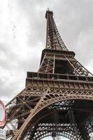 torre eiffel paris vista de perto foto