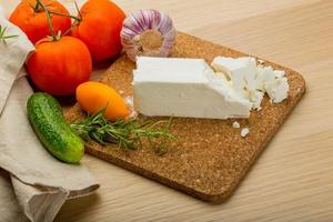 queijo feta na placa de madeira foto