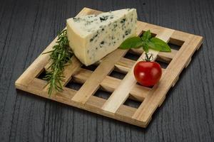 queijo azul sobre fundo de madeira
