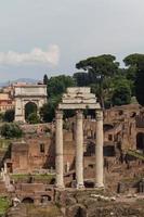 construindo ruínas e colunas antigas em roma, itália foto