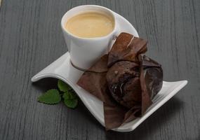 café com muffin em fundo de madeira foto