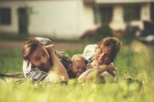 família hipster relaxando no parque foto