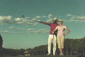 retrato de casal no campo de golfe foto