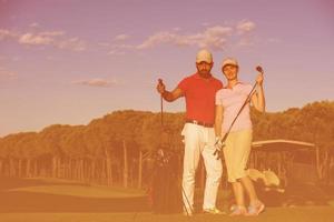 retrato de casal no campo de golfe foto