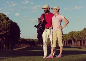 retrato de casal no campo de golfe foto