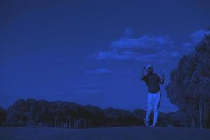 jogador de golfe acertando um tiro longo foto