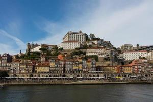 vista da cidade do porto na margem do rio ribeira e barcos de vinho rabelo no rio douro portugal uma cidade património mundial da unesco. foto