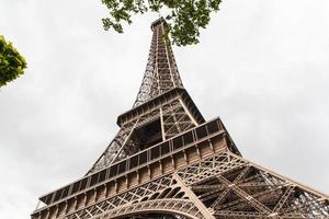 torre eiffel paris vista de perto foto