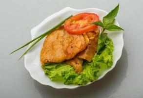 bife de baracuda no prato e fundo branco foto