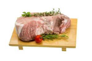 carne de porco crua na placa de madeira e fundo branco