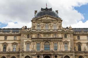 paris - 7 de junho - edifício do louvre em 7 de junho de 2012 no museu do louvre, paris, frança. com 8,5 milhões de visitantes anuais, o Louvre é consistentemente o museu mais visitado do mundo. foto