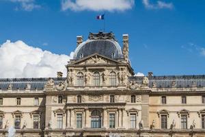 paris - 7 de junho - edifício do louvre em 7 de junho de 2012 no museu do louvre, paris, frança. com 8,5 milhões de visitantes anuais, o Louvre é consistentemente o museu mais visitado do mundo. foto