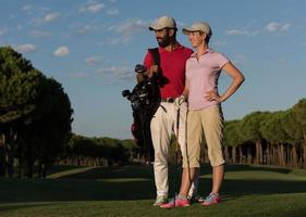 retrato de casal no campo de golfe foto