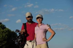 retrato de casal no campo de golfe foto