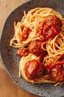 macarrão espaguete com almôndegas e molho de tomate. deliciosas almôndegas de espaguete caseiro foto