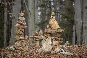 pedras em equilíbrio, pilha de pedras na floresta perto de graz, áustria. foto