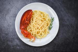 comida de lagosta de frutos do mar espaguete em um prato branco - jantar de espaguete com alecrim servido mesa no restaurante comida gourmet saudável caranguejo garra de lagosta cozido