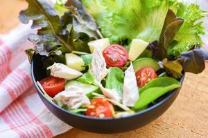 vegetais de salada - tigela de salada com frango e alface fresca tomate pepino conceito de alimentação saudável foto