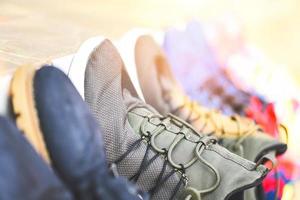 tênis ficam em uma fila para venda sapatos de segunda mão ou sapatos de lavagem sapatos de lona seca foto