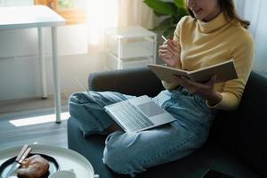 e-learning, online, educação e distanciamento social na internet protegem do conceito de vírus covid-19. mulher asiática estudante videoconferência e-learning com professor no laptop em casa. foto