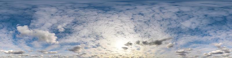 céu azul à noite hdr 360 panorama com lindas nuvens brancas em projeção  perfeita com zênite para uso em gráficos 3d ou desenvolvimento de jogos  como cúpula do céu ou editar tiro