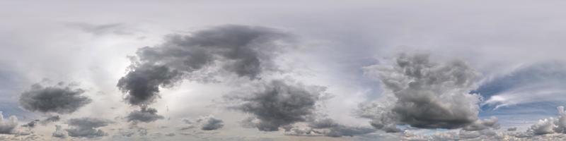 céu nublado hdri 360 panorama com nuvens brancas em projeção esférica sem costura com zênite para uso em gráficos 3D ou desenvolvimento de jogos como cúpula do céu ou editar tiro de drone para substituição do céu foto