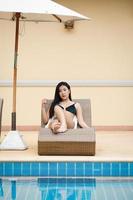 mulher bonita da ásia na piscina relaxante. foto