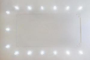 teto de estiramento branco e forma complexa com lâmpadas de halogéneo e construção de drywall em sala vazia em apartamento ou casa. teto suspenso . foto