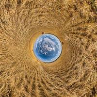 pequeno planeta azul. inversão do pequeno planeta transformação do panorama esférico 360 graus. vista aérea abstrata esférica. curvatura do espaço. foto