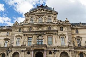 paris - 7 de junho - edifício do louvre em 7 de junho de 2012 no museu do louvre, paris, frança. com 8,5 milhões de visitantes anuais, o Louvre é consistentemente o museu mais visitado do mundo. foto