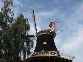moinho de vento na frísia oriental foto