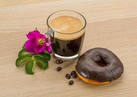 rosquinhas de chocolate em fundo de madeira foto