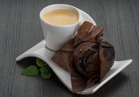 café com muffin em fundo de madeira foto