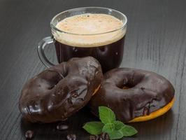 café com donuts em fundo de madeira foto