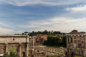 construindo ruínas e colunas antigas em roma, itália foto