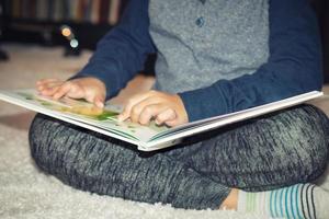 criança lendo um livro. foto