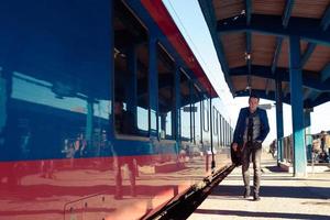 homem pensativo andando na estação de trem. foto