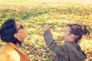 desfrutando na infância com a mãe. foto